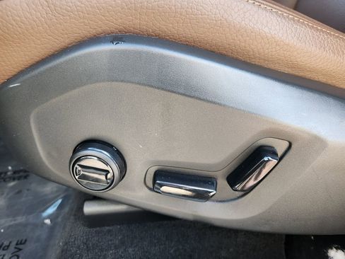 Used 2023 Volvo XC60 B5 Plus image 13