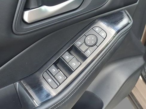 Used 2025 Nissan Rogue SV AWD/4WD image 17