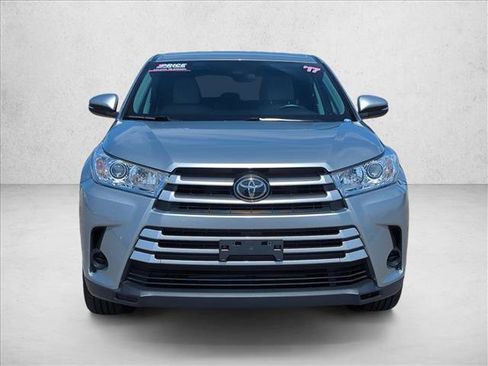 Used 2017 Toyota Highlander LE FWD image 2
