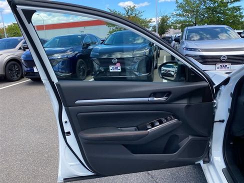New 2025 Nissan Altima 2.5 SR image 9