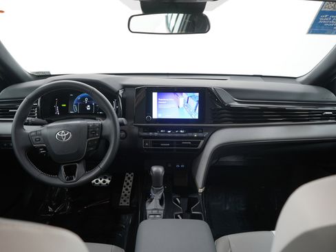 Used 2025 Toyota Camry SE image 13