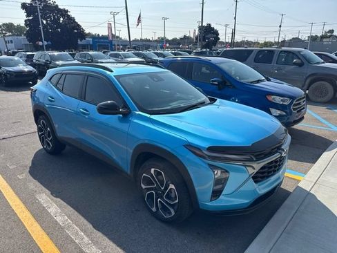 Used 2025 Chevrolet Trax RS w/ Sunroof Package FWD image 3