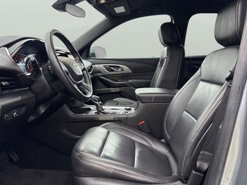 Used 2023 Chevrolet Traverse LT image 12
