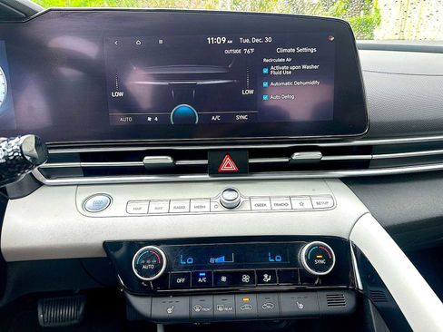 Used 2023 Hyundai Elantra Limited image 17