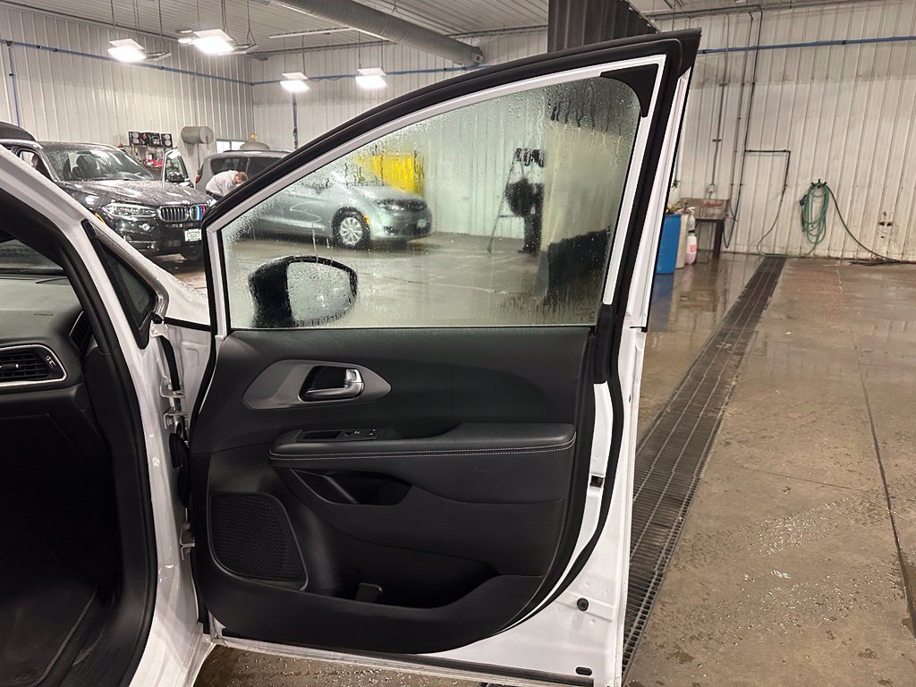 Used 2025 Chrysler Pacifica Select FWD image 28