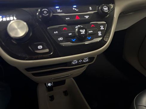 Used 2024 Chrysler Pacifica Limited FWD image 25