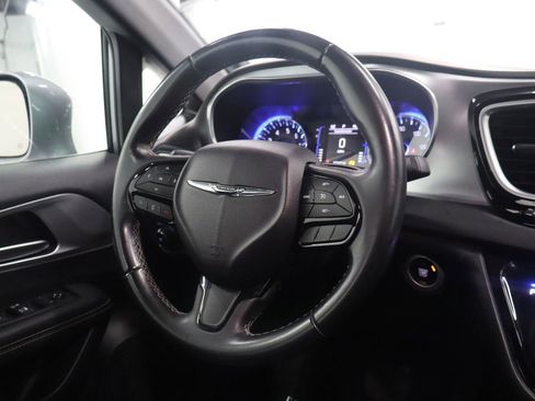 Used 2018 Chrysler Pacifica Touring-L w/ Premium Audio Group image 30