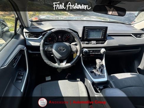 Used 2019 Toyota RAV4 LE FWD image 2
