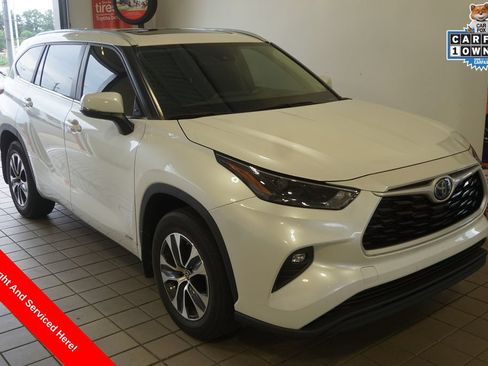 Used 2023 Toyota Highlander XLE AWD/4WD image 1
