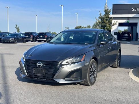 Used 2025 Nissan Altima 2.5 SV FWD image 3