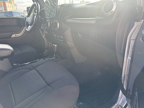 Used 2016 Jeep Wrangler Unlimited Rubicon image 8