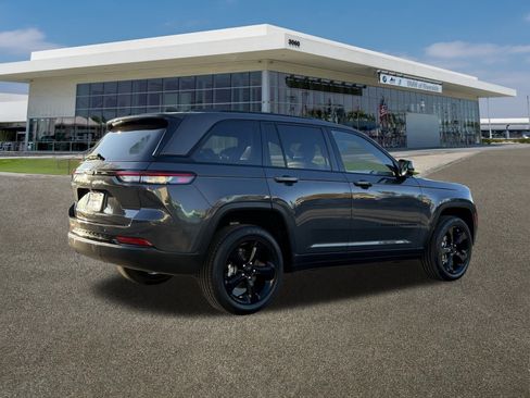 Used 2022 Jeep Grand Cherokee Altitude image 11