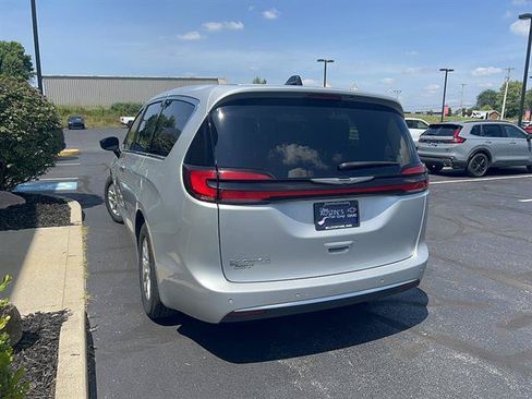 Used 2024 Chrysler Pacifica Touring-L FWD image 5