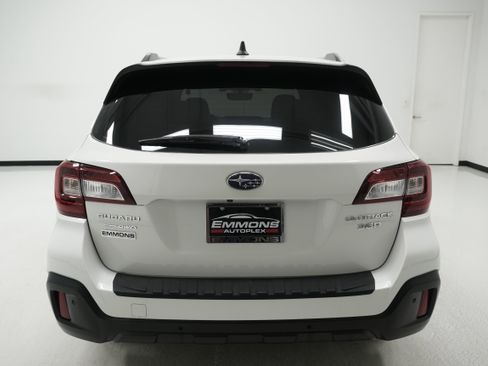 Used 2018 Subaru Outback 3.6R Touring w/ Popular Package #3 AWD/4WD image 5