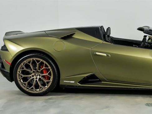 Used 2022 Lamborghini Huracan EVO RWD image 12
