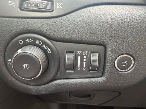 Used 2020 Jeep Cherokee Trailhawk image 16