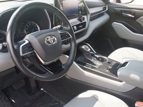 Used 2021 Toyota Highlander XLE AWD/4WD image 14