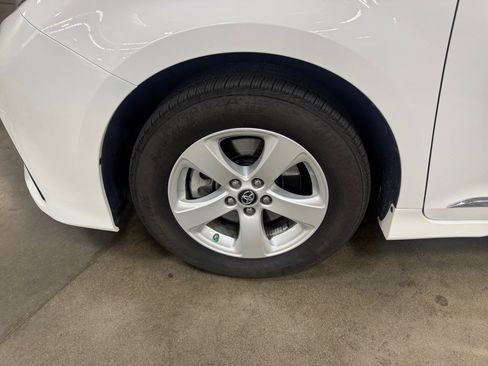 Used 2019 Toyota Sienna LE w/ LE Preferred Package image 26
