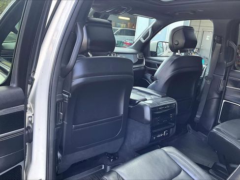 Used 2022 Jeep Wagoneer Series III w/ Premium Group I AWD/4WD image 12