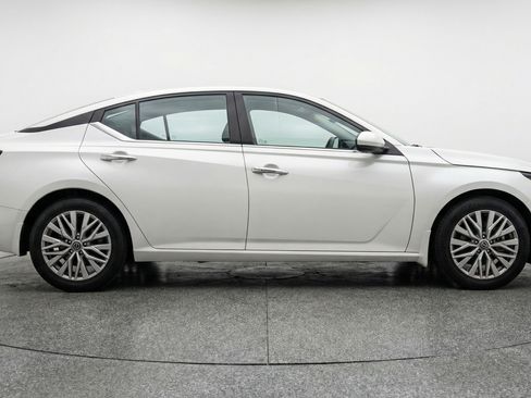 Used 2025 Nissan Altima 2.5 SV image 11