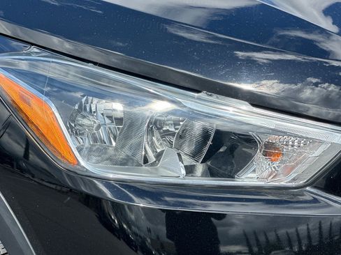 Used 2019 Nissan Kicks SV FWD image 10
