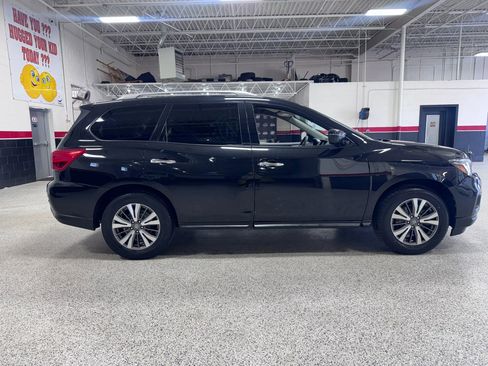 Used 2017 Nissan Pathfinder SV image 2