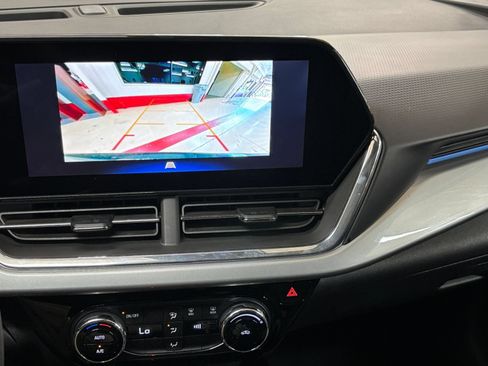 Used 2025 Chevrolet Trax LT FWD image 17
