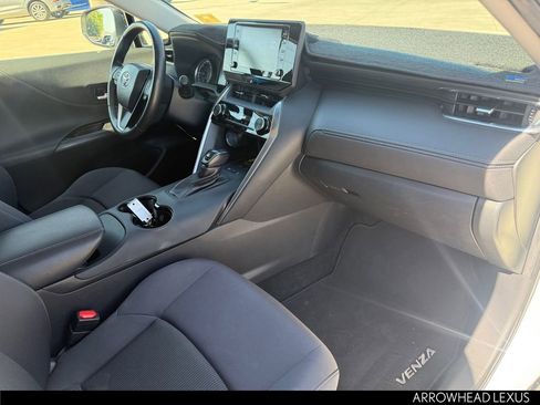 Used 2022 Toyota Venza LE image 28