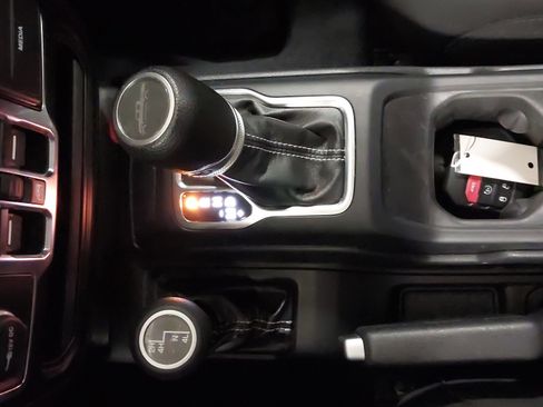 Used 2022 Jeep Gladiator Overland w/ LED Lighting Group AWD/4WD image 22