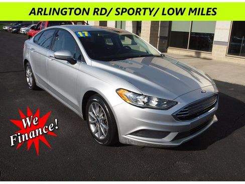 Used 2017 Ford Fusion SE w/ Fusion SE Technology Package FWD image 1