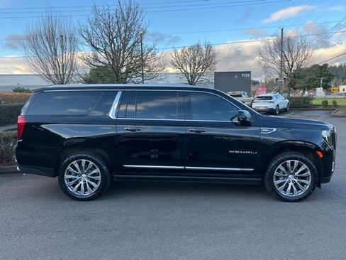 Used 2021 GMC Yukon XL Denali w/ Denali Premium Package image 8