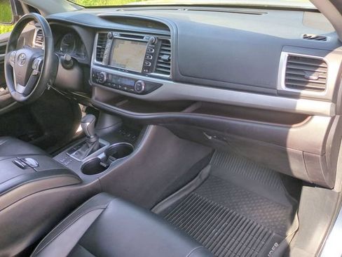 Used 2018 Toyota Highlander XLE AWD/4WD image 25