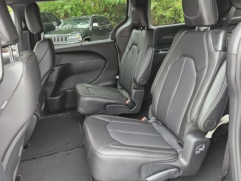 New 2026 Chrysler Pacifica Select image 6