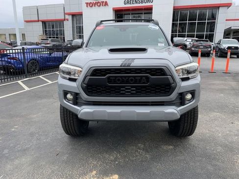Used 2018 Toyota Tacoma TRD Sport image 3