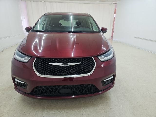 Used 2023 Chrysler Pacifica Touring-L FWD image 11