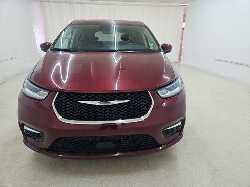 Used 2023 Chrysler Pacifica Touring-L FWD image 11