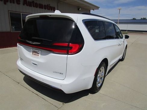 Used 2022 Chrysler Pacifica Limited FWD image 9