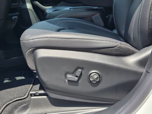 New 2027 Chrysler Pacifica Select FWD image 22