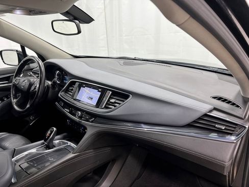 Used 2018 Buick Enclave Essence image 19