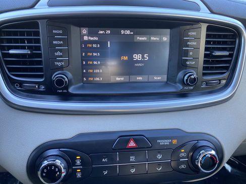 Used 2019 Kia Sorento AWD image 8