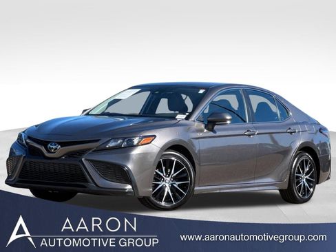 Used 2024 Toyota Camry SE image 1