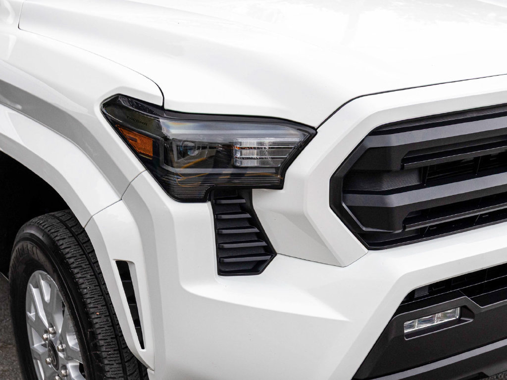 Used 2025 Toyota Tacoma SR5 AWD/4WD image 34