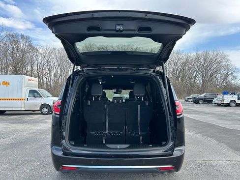 Used 2025 Chrysler Pacifica Select FWD image 19