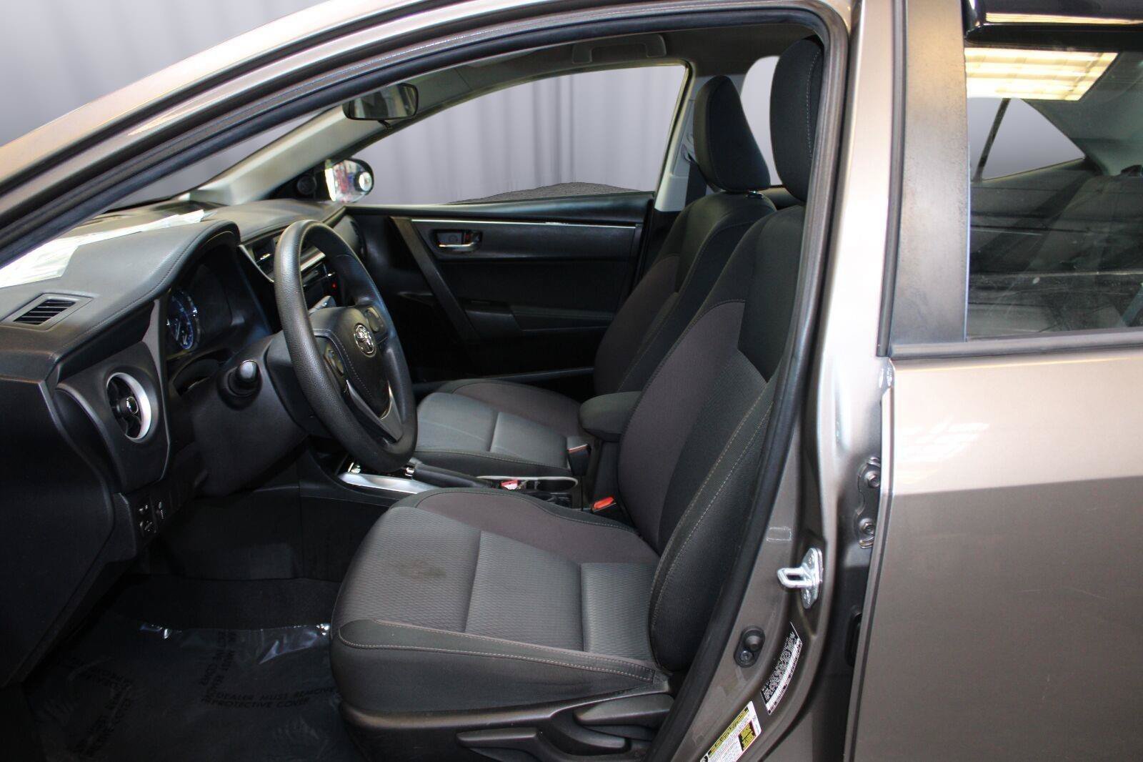 Used 2018 Toyota Corolla LE FWD image 33