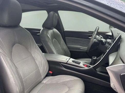 Used 2019 Toyota Avalon Limited image 24