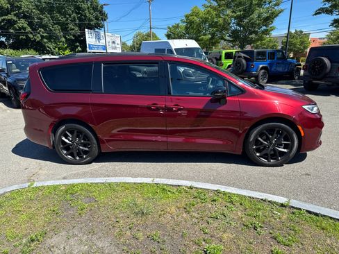 Used 2023 Chrysler Pacifica Limited w/ S Appearance Package FWD image 7