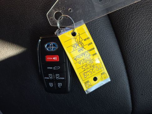 Used 2025 Toyota Sienna XSE image 36