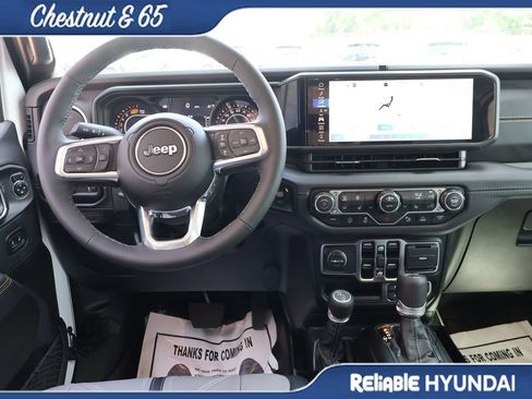 Used 2025 Jeep Wrangler Unlimited Sahara AWD/4WD image 19