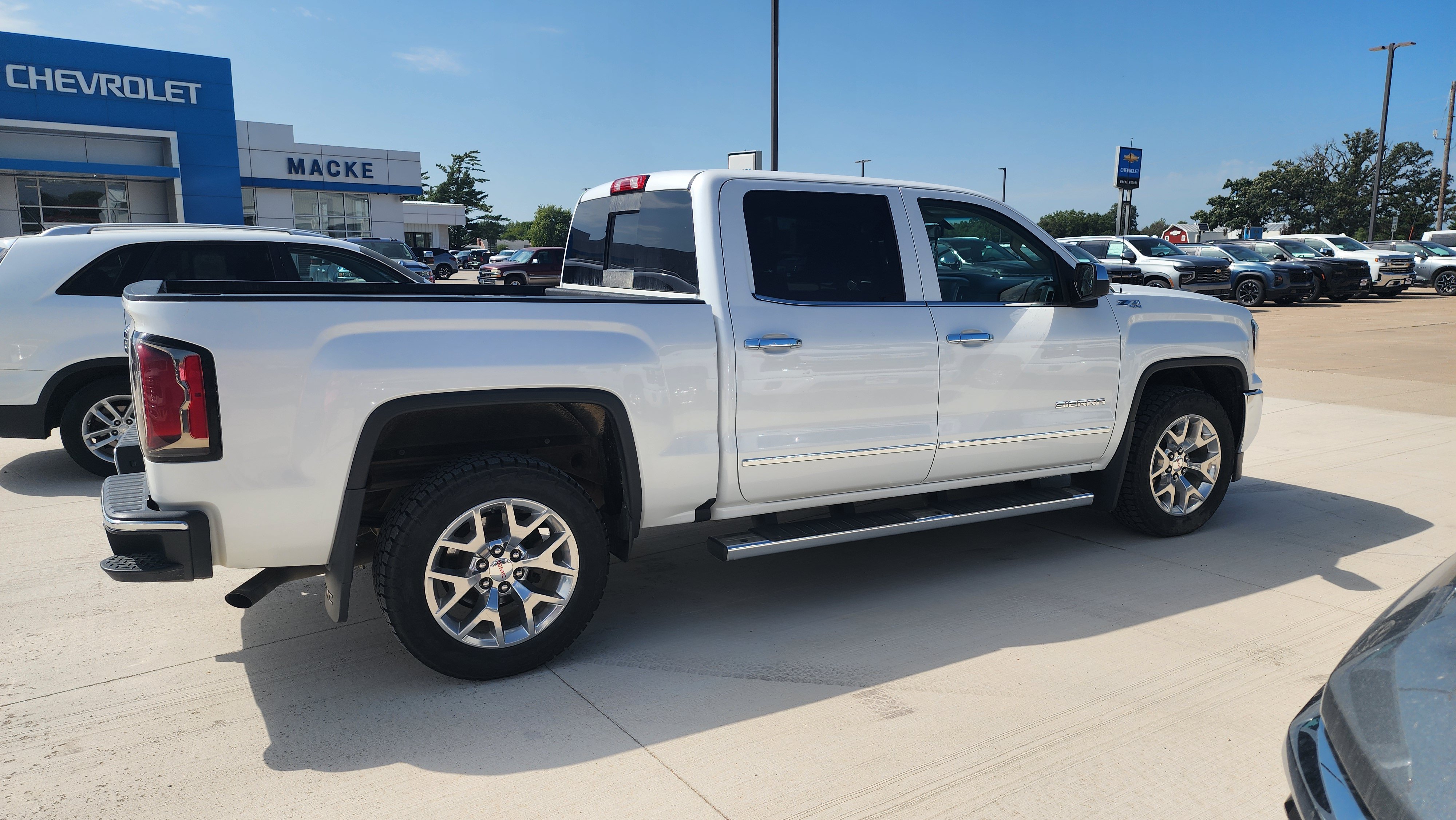 Used 2018 GMC Sierra 1500 SLT w/ SLT Premium Package AWD/4WD image 6