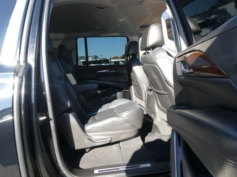 Used 2019 Cadillac Escalade ESV Luxury image 29